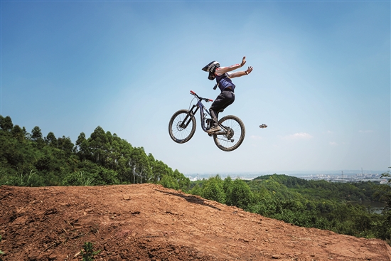 而依托山地, amp, 近日